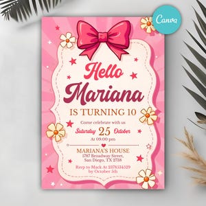 以下が含まれることがあります： ピンク色の誕生日招待状。大きなピンク色のリボンと「Hello Mariana IS TURNING 10」の文字が特徴。パーティーの日時と場所が記載され、花の装飾が施されています。Canvaのロゴが右上隅にあります。