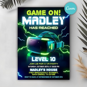 以下が含まれることがあります： VRパーティーのデジタル招待状。デザインは、暗い背景にネオンの緑と青の稲妻が付いたVRヘッドセットが特徴です。「GAME ON！MADLEY HAS REACHED LEVEL 10」とパーティーの詳細が含まれています。