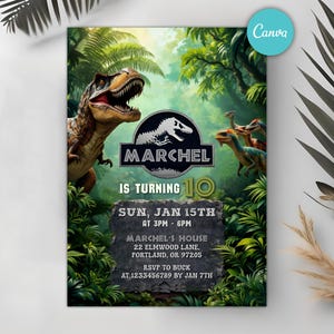 Op de afbeelding: Een verjaardagsuitnodiging met dinosaurus thema. Het ontwerp toont een T-Rex, andere dinosaurussen en weelderig groen gebladerte. De uitnodiging bevat de naam "Marchel", leeftijd 10, datum, tijd, adres en RSVP-informatie.