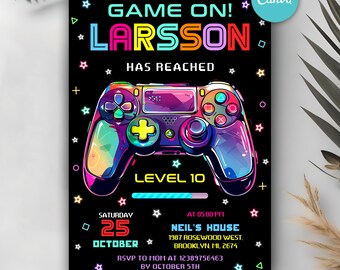 以下が含まれることがあります： ゲームコントローラーのグラフィックが描かれた黒とネオンカラーの誕生日招待状。テキストには「ゲームオン！ラルソンはレベル10に到達しました」と書いてあります。招待状には、パーティーの日時と場所が記載されています。