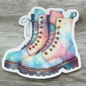 Pegatina de botas de combate pastel, acuarela azul, púrpura y rosa, semimate hecha a mano para portátil, botella de agua y scrapbooking, resistente a los rayos UV y al agua.