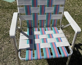 Silla plegable vintage de aluminio con red para jardín, patio o playa, color blanco, rojo, verde y azul.