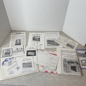 Puede incluir: Una colección de folletos y planos de patrones de artesanía vintage, con diseños para muebles como un escritorio enrollable, un cofre colonial y un reloj de estante. Las ilustraciones en blanco y negro muestran diagramas de construcción detallados.