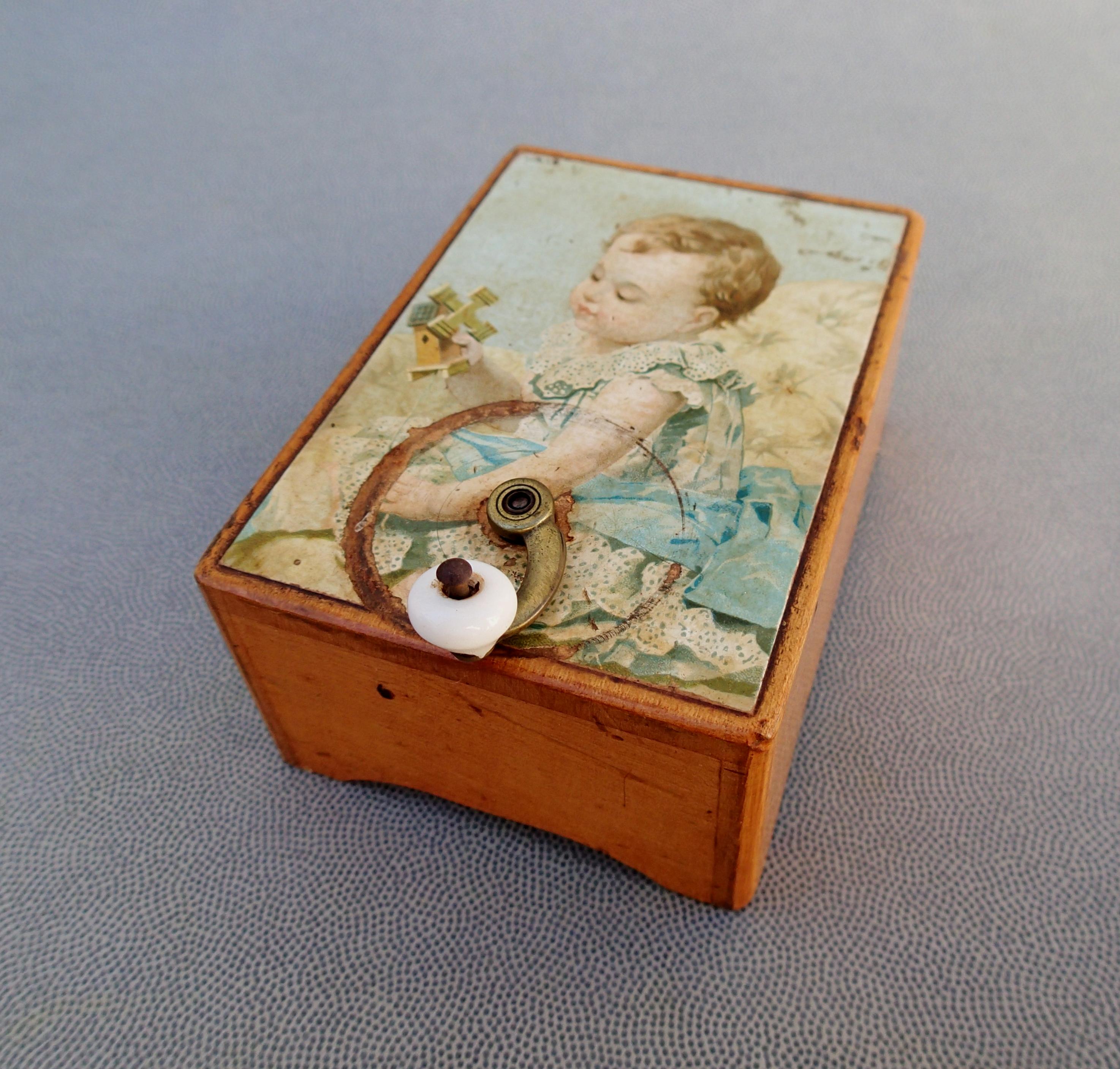 boxes Thorens ELLDOO ベージュメタルミュージカルジュエリーボックス