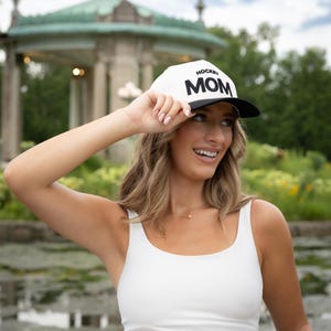 Czapka Hockey Mom Hat Tan & Black Two-Tone Cap. Idealny prezent dla mam hokeistów. Stylowa i wygodna czapka baseballowa