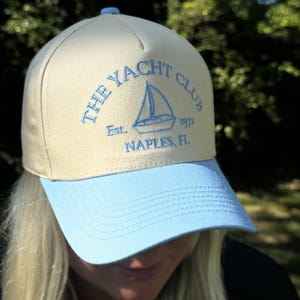 Cappello bicolore blu e marrone chiaro dello Yacht Club