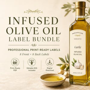 Può includere: Una visualizzazione di prodotto digitale per un set di etichette per olio d'oliva aromatizzato con una bottiglia di vetro alta contenente olio dorato e un'etichetta color crema con la scritta Garlic Infused Olive Oil 250 ML, icone PDF, SVG e download.