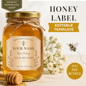Może przedstawiać: Słoik surowego miodu ze złotą pokrywką i sznurkiem. Etykieta głosi "Your Name, Raw Honey, Local Bee Farm" i "Waga netto 454g." Obraz zawiera również tekst "Honey Label, Editable Template, Instant Download, SVG PDF Bundle."