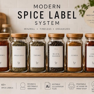 Pode incluir: Seis frascos de especiarias em vidro transparente com tampas de madeira dispostos numa bandeja de madeira. Cada frasco apresenta um rótulo retangular branco com texto preto lendo Paprika, Oregano, Thyme, Black Pepper, Cumin e Chili Powder.