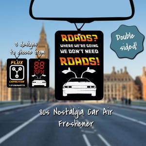 Puede incluir: Tres diseños de ambientadores de coche negros con una máquina del tiempo DeLorean. El primer diseño tiene un condensador de flujo con el texto "Flux Capacitor 1.21 Gigawatts". El segundo diseño tiene un velocímetro digital que marca 88 mph. El tercer diseño tiene un DeLorean con el texto "Roads? Where we're going we don't need roads!" El texto "Double sided!" está en un círculo blanco. El texto "80s Nostalgia Car Air Freshener" está debajo de los diseños.