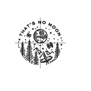 Puede incluir: Dise&ntilde;o de bordado en blanco y negro de una Estrella de la Muerte con el texto "That's no moon" alrededor. El dise&ntilde;o tambi&eacute;n incluye &aacute;rboles, monta&ntilde;as y una nave espacial.