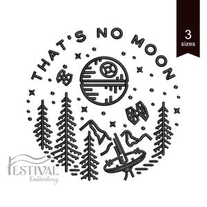 Puede incluir: Dise&ntilde;o de bordado de arte de l&iacute;nea en blanco y negro de una Estrella de la Muerte con el texto "That's No Moon" alrededor. El dise&ntilde;o tambi&eacute;n incluye &aacute;rboles, monta&ntilde;as y un caza estelar.