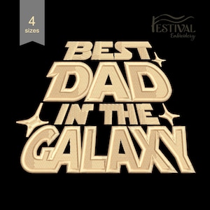 Può includere: Design ricamato in filo dorato su sfondo nero. Il testo "BEST DAD IN THE GALAXY" è scritto in un carattere audace e stilizzato, con accenti a stella. Adatto per abbigliamento o artigianato.