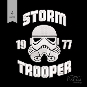 Puede incluir: Diseño bordado en blanco sobre fondo negro con un casco de Stormtrooper, las palabras "STORM TROOPER" y el año "1977". El diseño está disponible en 4 tamaños. El logotipo de Festival Embroidery está en la esquina inferior derecha.