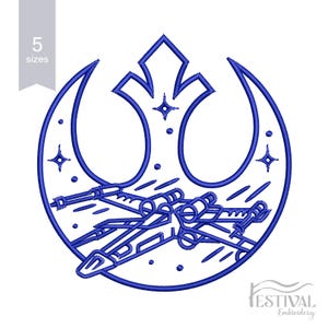 Könnte beinhalten: Blaue Konturen-Stickerei des Rebellenallianz-Symbols mit einem Sternenjäger, der durch den Weltraum fliegt.