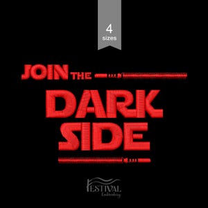 以下が含まれることがあります： 黒い背景に赤い刺繍で「JOIN THE DARK SIDE」とライトセーバーのデザイン。画像には、灰色のボックスに「4サイズ」というテキストと「Festival Embroidery」のロゴが含まれています。