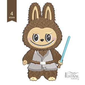 Peut inclure: Motif brodé d'un personnage de dessin animé ressemblant à un lapin, tenant un sabre laser bleu. Le personnage a un visage beige avec des joues roses, un gilet blanc et une fourrure brune. Le texte "4 tailles" et "Festival Embroidery" est inclus.