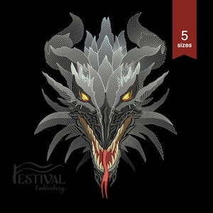 Puede incluir: Cabeza de dragón bordada en blanco y negro con ojos amarillos y lengua roja. El dragón está mirando hacia adelante con la boca abierta. El bordado es detallado e intrincado. El diseño está disponible en 5 tamaños.