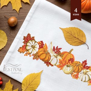 Könnte beinhalten: Weißes Leinen-Servietten mit einem gestickten Herbstdesign mit Kürbissen, Kürbissen und Herbstblättern in Orange-, Gold- und Rottönen. Der Text "Festival Embroidery" ist sichtbar. Ein Banner zeigt "4 Größen".