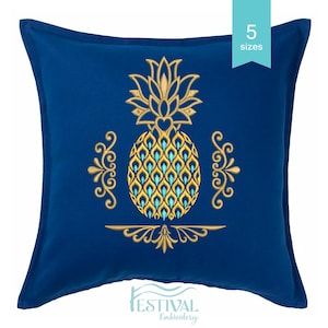 Könnte beinhalten: Ein blaues Kissen mit einem goldenen gestickten Ananas-Motiv. Die Ananas hat ein detailliertes Muster aus Schuppen und eine Krone oben. Das Design wird von zwei goldenen Spiralen und einem goldenen Zierrahmen eingerahmt.