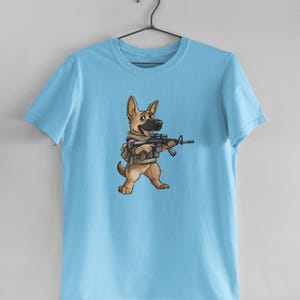 Glücklich Cartoon Deutscher Schäferhund / Schäferhund hält ein Gewehr T-Shirt
