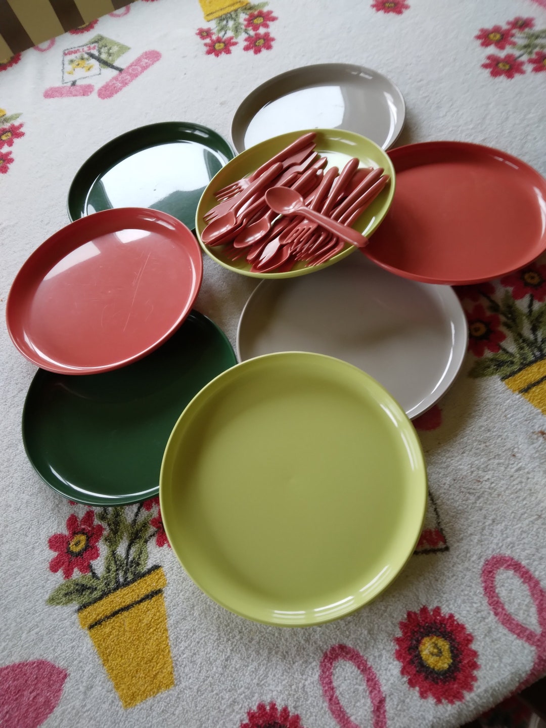 Set of 8 Plastic Picnic Plates and Knives Spoons Forks Outdoor Dining