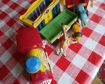 Fisher Price Circus Train 4 Cars 3 Animals Horn Beeps