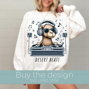 DJ Camel Png, Desert Beats Svg, Zabawna ilustracja z kreskówek, Głupia sztuka zwierząt, Uroczy projekt koszulki na imprezę, Fajna grafika dla miłośników muzyki