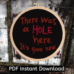 Silent Hill 2 kruissteekpatroon pdf direct downloaden. Citaat 'Er was hier een gat, het is nu weg' uit de horrorvideogame SH2.