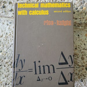 以下が含まれることがあります： ライスとナイトによる「テクニカル数学 with 微分積分、第2版」というタイトルの茶色の教科書。表紙には「dy/dx = lim (delta y / delta x) as delta x approaches 0」という数学の公式が書かれている。