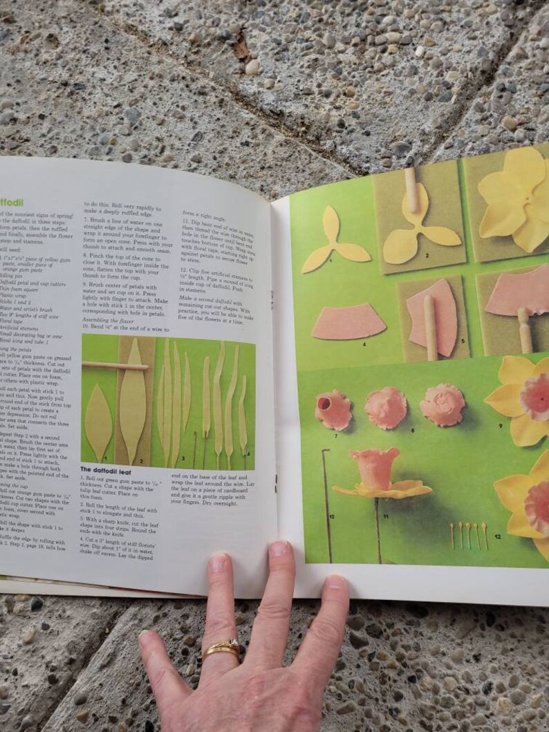 Vintage Book Wilton Makes It Easy To Create Beautiful Gum Paste Flowers A Wilton How-To Book image 5