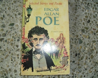 Może przedstawiać: Okładka książki w miękkiej oprawie w stylu vintage z Edgarem Allanem Poe. Okładka zawiera portret Poe, syrenę i tytuł "Selected Stories and Poems". Tło jest jasno-beżowe z motywem ceglanej ściany.