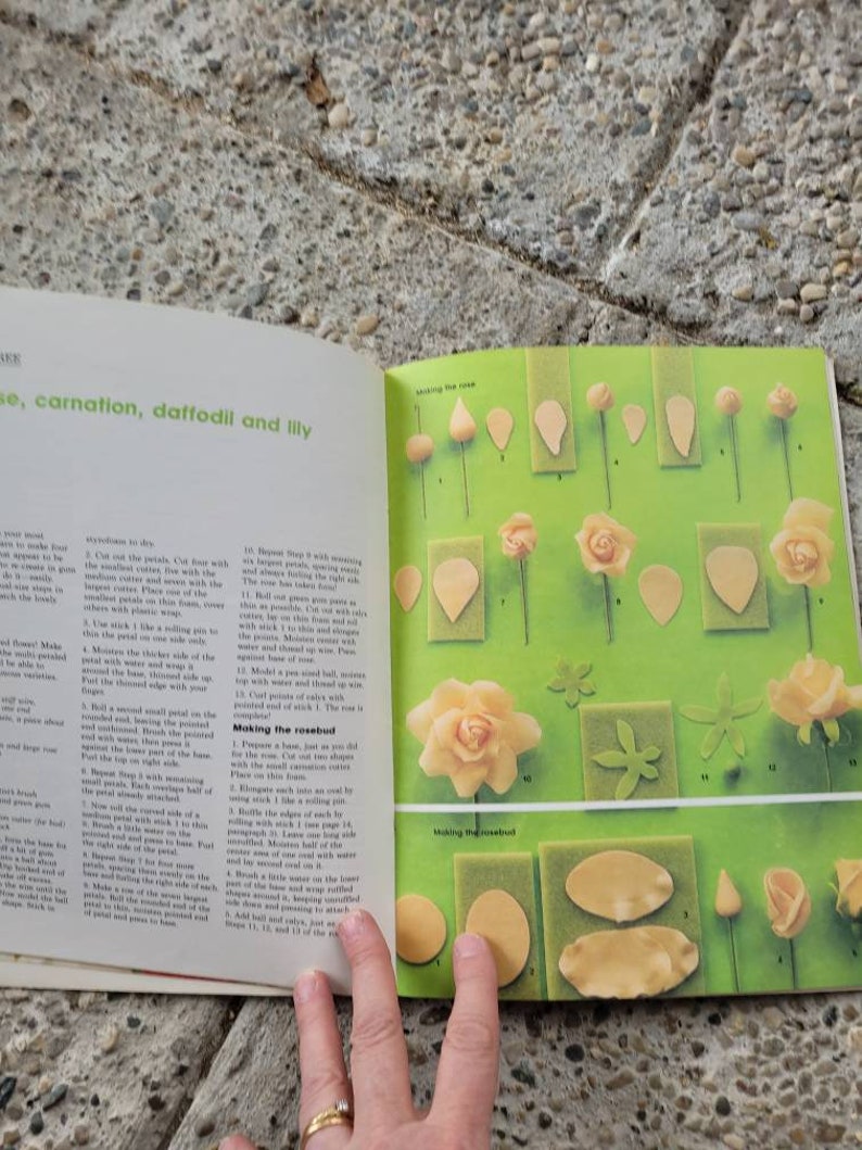 Vintage Book Wilton Makes It Easy To Create Beautiful Gum Paste Flowers A Wilton How-To Book image 4