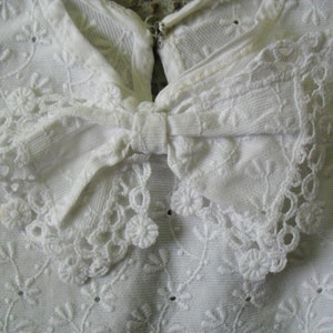 Detachable White Eyelet Fashion Collar