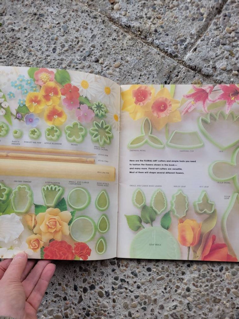 Vintage Book Wilton Makes It Easy To Create Beautiful Gum Paste Flowers A Wilton How-To Book image 3