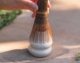 soporte para batidor de matcha hecho a mano