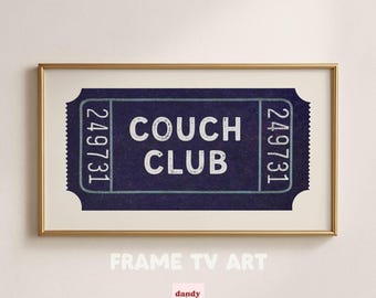 Peut inclure: Impression encadrée avec un design de billet bleu marine, affichant les mots "COUCH CLUB" en blanc. Le billet a une bordure bleu clair et le numéro "249731" de chaque côté. Le cadre est doré, sur un fond crème.