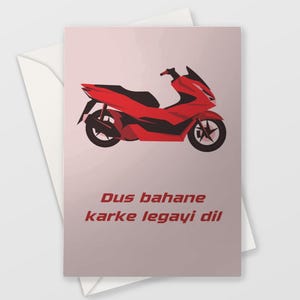 Puede incluir: Un scooter rojo con detalles negros y el texto "Dus bahane karke legayi dil" en rojo.