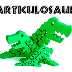 Könnte beinhalten: Ein grünes, artikuliertes Dinosaurierspielzeug mit drei verbundenen Teilen. Das Spielzeug ist aus Kunststoff und hat ein segmentiertes Design.