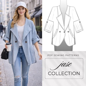 Op de afbeelding: Een lichtblauwe blazer met opgerolde mouwen, gedragen over een witte top en een blauwe jeans. De blazer heeft twee bruine knopen en een klassieke revers. De afbeelding bevat ook een PDF-naaipatroon van de Jase Collection.