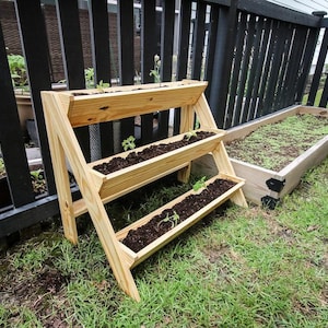 DIY dreistöckiges Pflanzgefäß aus Holz - mehrstufiger Gartenregal-Holzbearbeitungsplan | Übertopf Blumenbank | PDF Digitaler Download