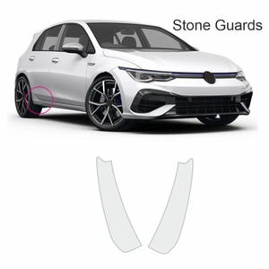 Könnte beinhalten: Ein weißes Auto mit schwarzen Zierleisten und einem schwarzen Kühlergrill. Das Auto hat zwei Steinschlagschutz, die aus klarem Kunststoff bestehen und dazu dienen, den Lack des Autos vor Kratzern und Abplatzern zu schützen.