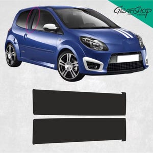 Op de afbeelding: Twee zwarte vinyl stickers voor een auto. De stickers zijn rechthoekig en hebben afgeronde hoeken. De stickers zijn ontworpen om aan de zijkanten van een auto te worden geplaatst.