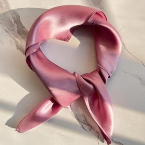 Rosa sidenhalsduk Alla hjärtans dag-present, Mors dag-present till henne, Fyrkantig halsduk i 100 % mullbärssiden, Elegant enfärgad halsduk