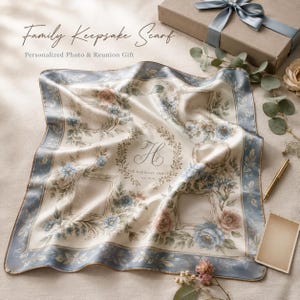 Puede incluir: Un pañuelo cuadrado de color crema con un borde floral azul, marcos de fotos vacíos y una corona central con el texto Family Keepsake Scarf, Personalized Photo & Reunion Gift, The Harrison Family, Est. 1978 impreso en la tela.