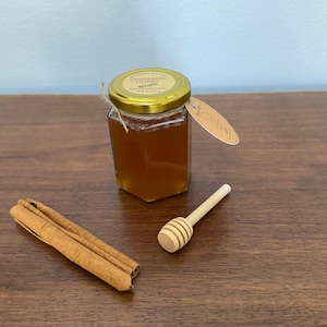 Cinnamon Honey – 8 oz (226 g) Glass Jar | Small Batch Raw Honey with Saigon Cinnamon | Handmade Gift | Natural Sweetener | Wisconsin Honey