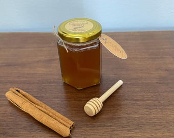Cinnamon Honey – 8 oz (226 g) Glass Jar | Small Batch Raw Honey with Saigon Cinnamon | Handmade Gift | Natural Sweetener | Wisconsin Honey