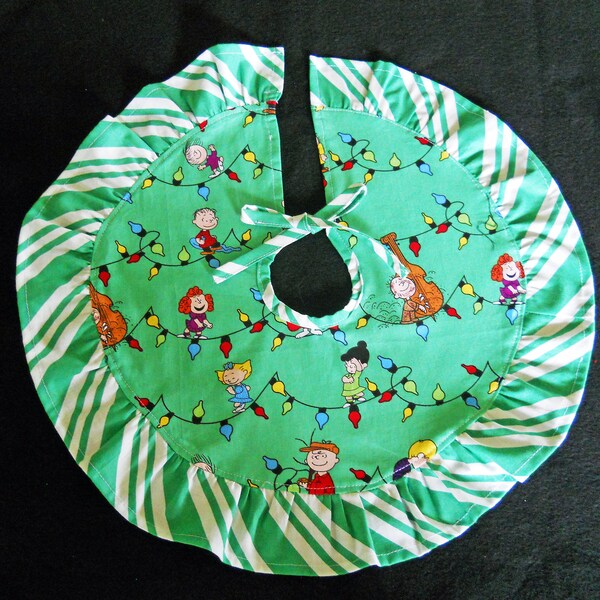 Peanuts/Charlie Brown Christmas Tree Skirt 15"  Mini Table Top Ruffled Tree Skirt