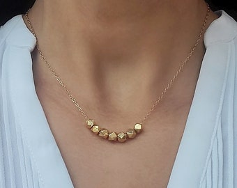 Collier délicat avec pépites d'or, collier de perles géométriques minimalistes, tour de cou cube d'or, cadeau pour elle