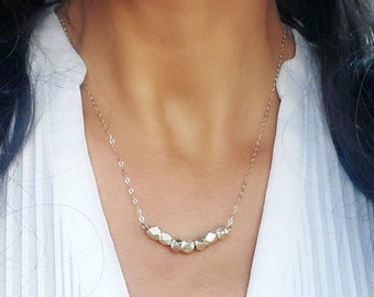Sierlijke sterlingzilveren nuggetketting: staaf met geometrische kralen
